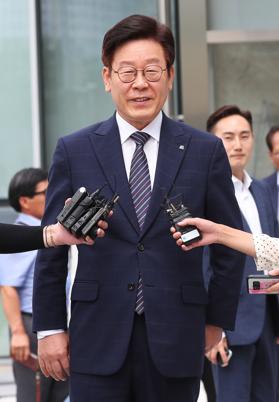 이재명 경기지사가 지난해 8월14일 오후 수원고등법원에서 열린 항소심 결심공판에 출석하며 취재진 질문에 답하고 있다. 연합뉴스
