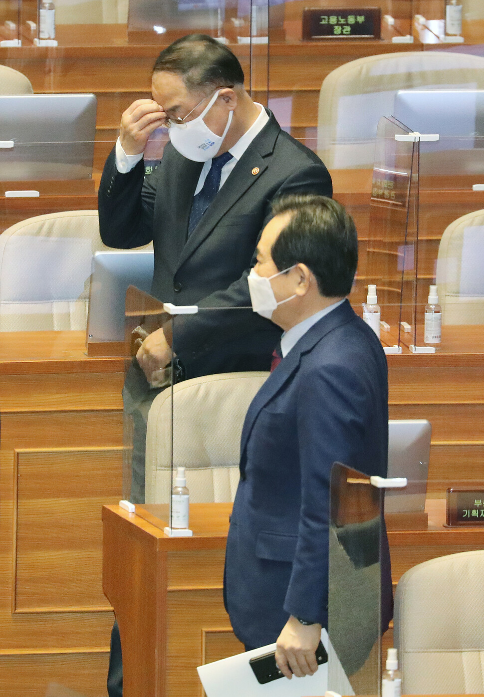 홍남기 경제부총리 겸 기획재정부 장관이 3일 오전 국회 본회의에서 열린 국민의힘 주호영 원내대표 교섭단체 대표연설이 끝난 뒤 정세균 국무총리의 퇴장을 기다리고 있다. 공동취재사진