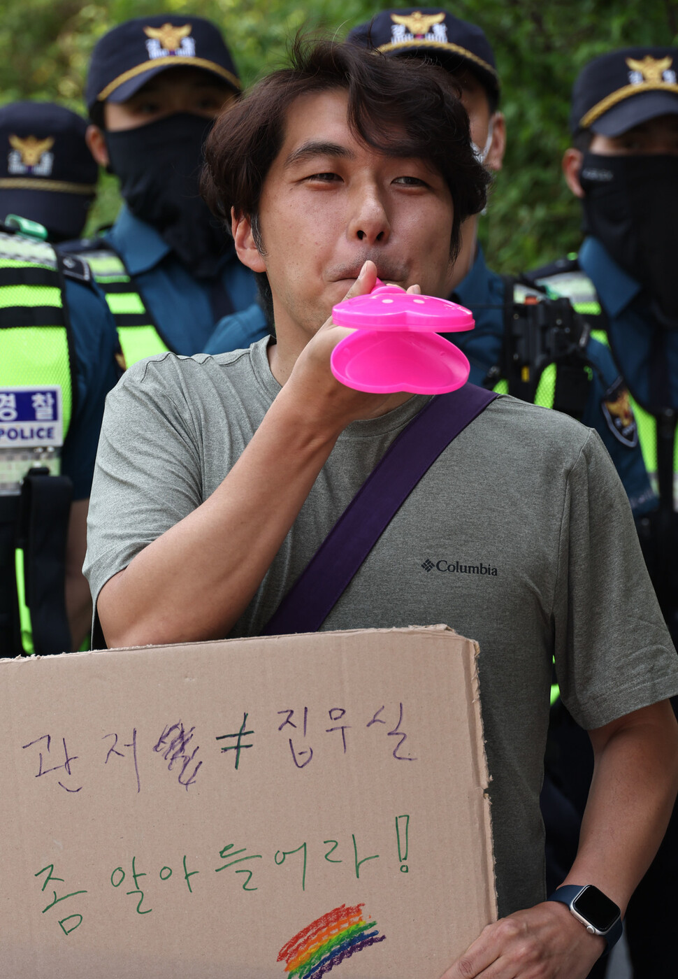 공권력감시 대응팀 회원들이 윤석열 대통령 취임 1주년을 맞아 서울 용산구 대통령실 입구에서 대통령 집무실 앞 집회 금지를 규탄하는 ‘금지통고를 금지한다’는 집회를 하려다 경찰에게 제지당하자 그 자리에 앉아 종이 피켓에 구호를 적고 있다. 윤운식 선임기자 yws@hani.co.kr