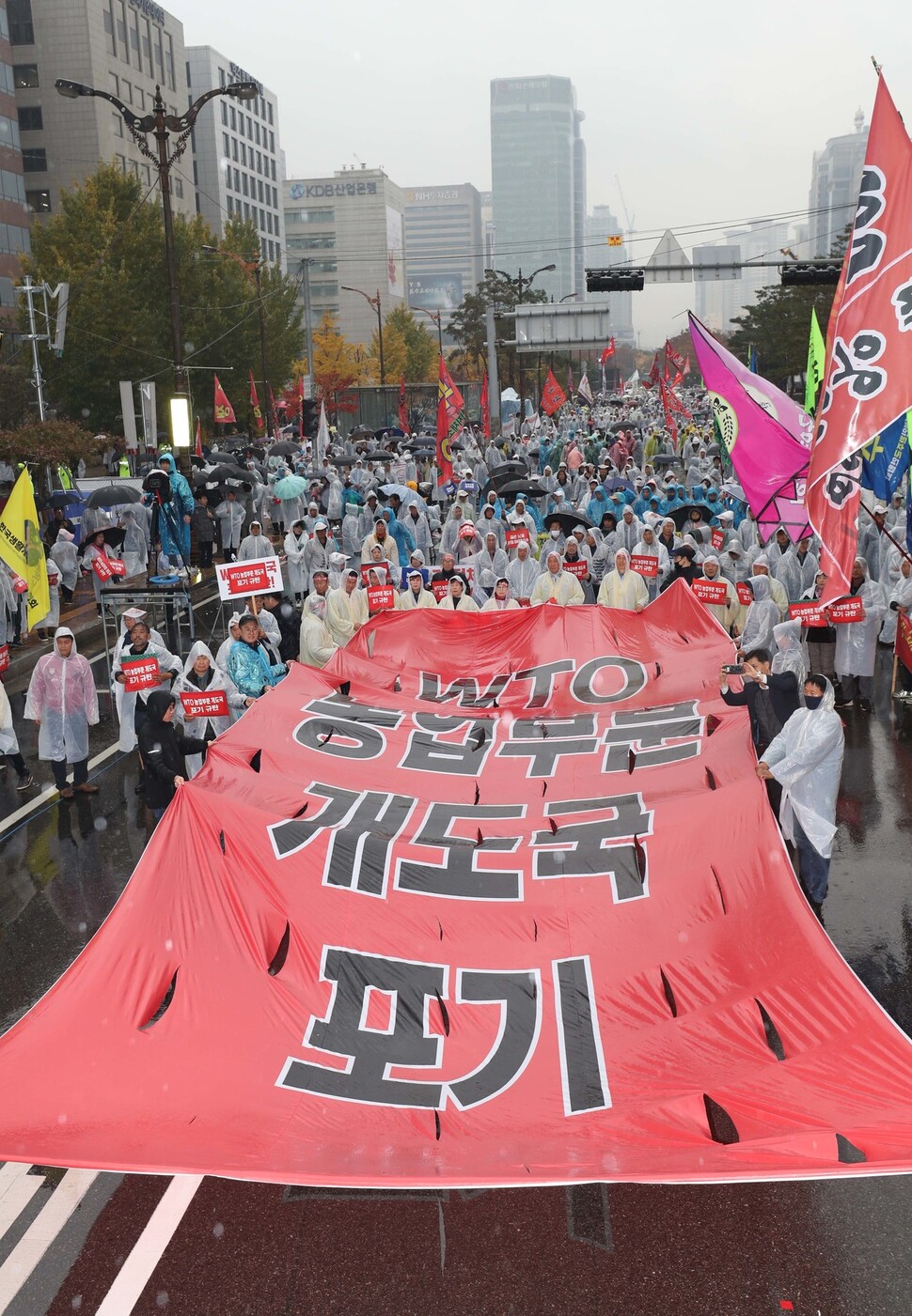 13일 오후 서울 여의도 국회 앞에서 열린 한국농업경영인중앙연합회 주최 전국농민총궐기 대회에서 참가자들이 `WTO 농업 부문 개도국 포기\'라고 쓴 대형 펼침막을 찢는 행위극을 준비하고 있다. 박종식 기자