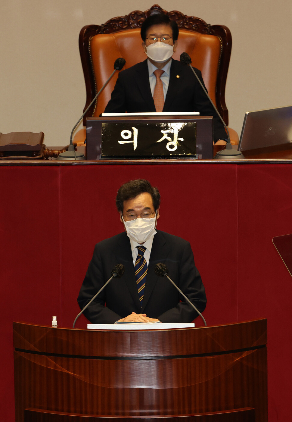 이낙연 더불어민주당 대표(아래쪽)가 7일 오전 국회 본회의에서 교섭단체 대표 연설을 하고 있다. 위는 박병석 국회의장. 공동취재사진