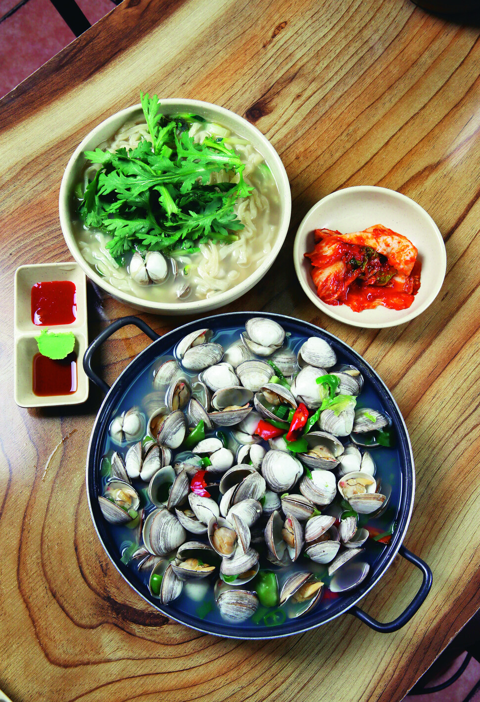 오씨칼국수의 칼국수와 물총. 칼칼한 맛이 술 안주로도, 해장국으로도 알맞다. 맛있게 매운 김치도 이 집만의 시그니처. 이정용 선임기자 lee312@hani.co.kr