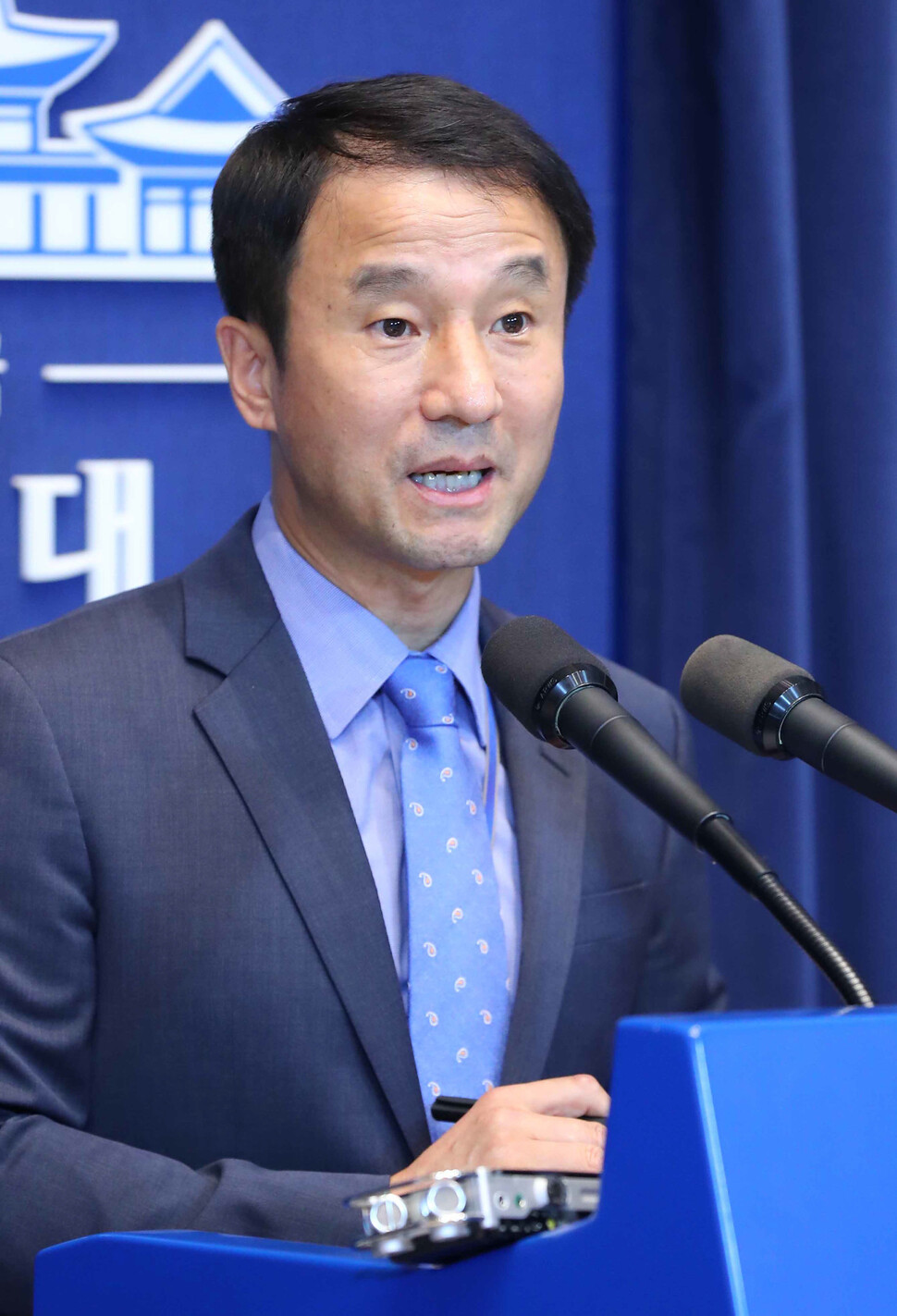 한병도 청와대 정무수석이 13일 오후 청와대 춘추관에서 문재인 대통령과 5대 원내대표 회동에 대해 설명하고 있다. 청와대사진기자단 2018.8.13.