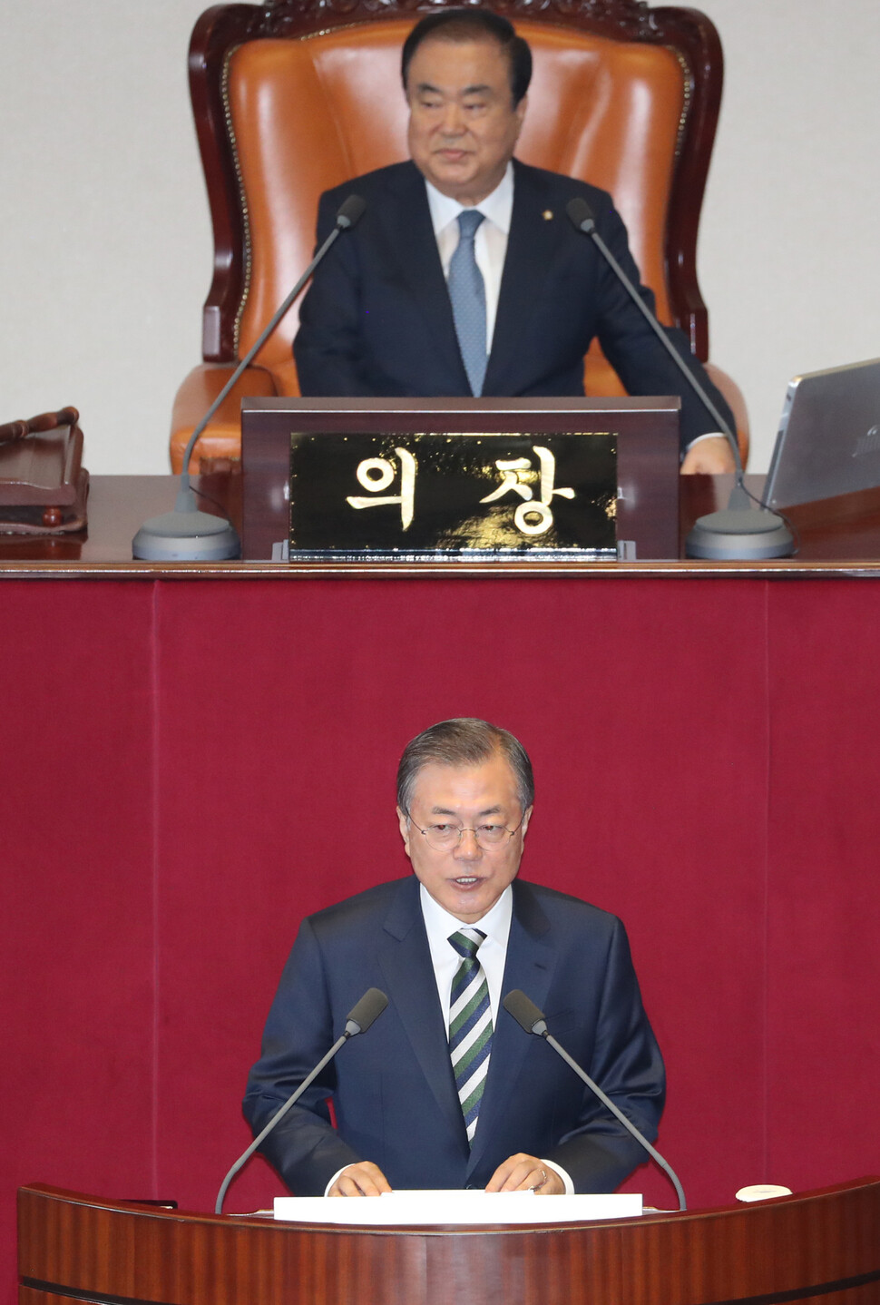 문재인 대통령이 22일 오전 국회에서 내년도 예산안에 대한 시정연설을 하고 있다. 연합뉴스