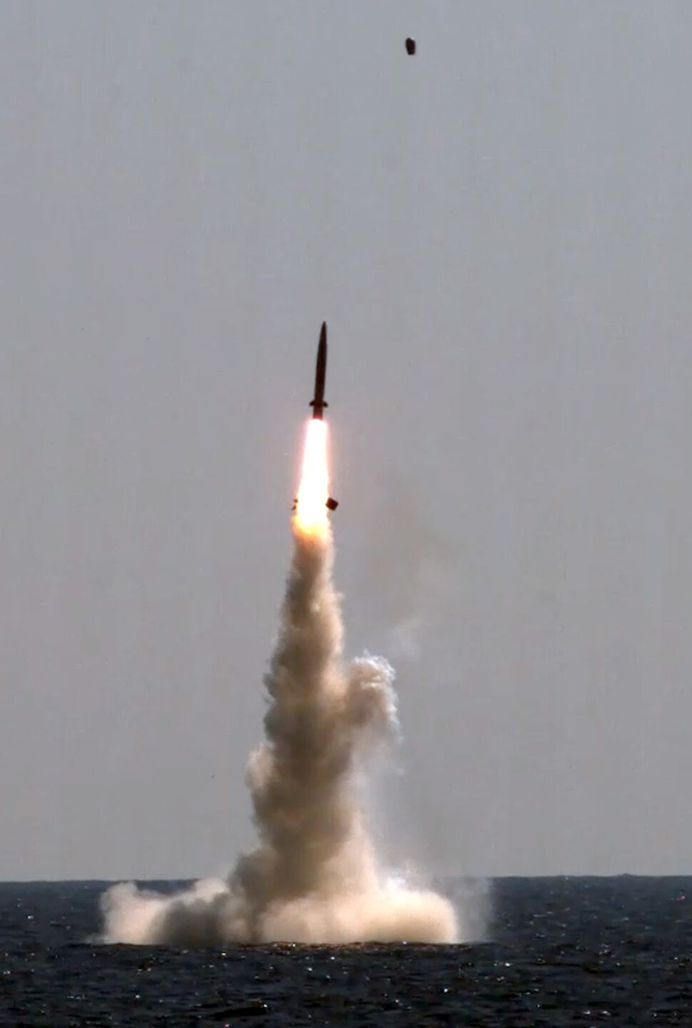 우리나라가 독자 개발한 잠수함발사탄도미사일(SLBM)이 15일 도산 안창호함(3000t급)에 탑재돼 수중에서 발사되고 있다. 이날 발사시험은 국방과학연구소(ADD) 종합시험장에서 문재인 대통령을 비롯해 정부와 군의 주요 인사들이 참석한 가운데 이뤄졌다. 잠수함발사탄도미사일은 잠수함에서 은밀하게 운용할 수 있으므로 전략적 가치가 높은 전력으로 평가된다. 현재 미국과 러시아, 중국, 영국, 프랑스, 인도 등 6개 나라만 운용하고 있는 무기체계다. 우리나라는 세계 7번째 잠수함발사탄도미사일 운용국이 됐다. 국방부 제공