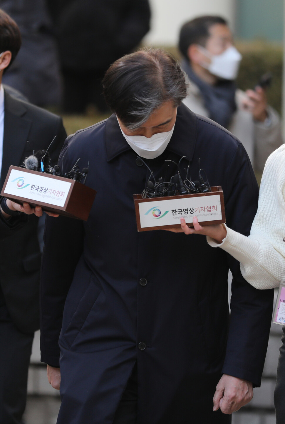 3일 오후 자녀 입시비리 의혹과 유재수 전 부산시 경제부시장에 대한 감찰 무마 혐의로 재판을 받았던 조국 전 법무부 장관이 1심에서 징역 2년을 선고받은 다음 서울 서초구 서울중앙지방법원에서 나오며 지지자들에게 고개 숙여 인사하고 있다. 김혜윤 기자 unique@hani.co.kr