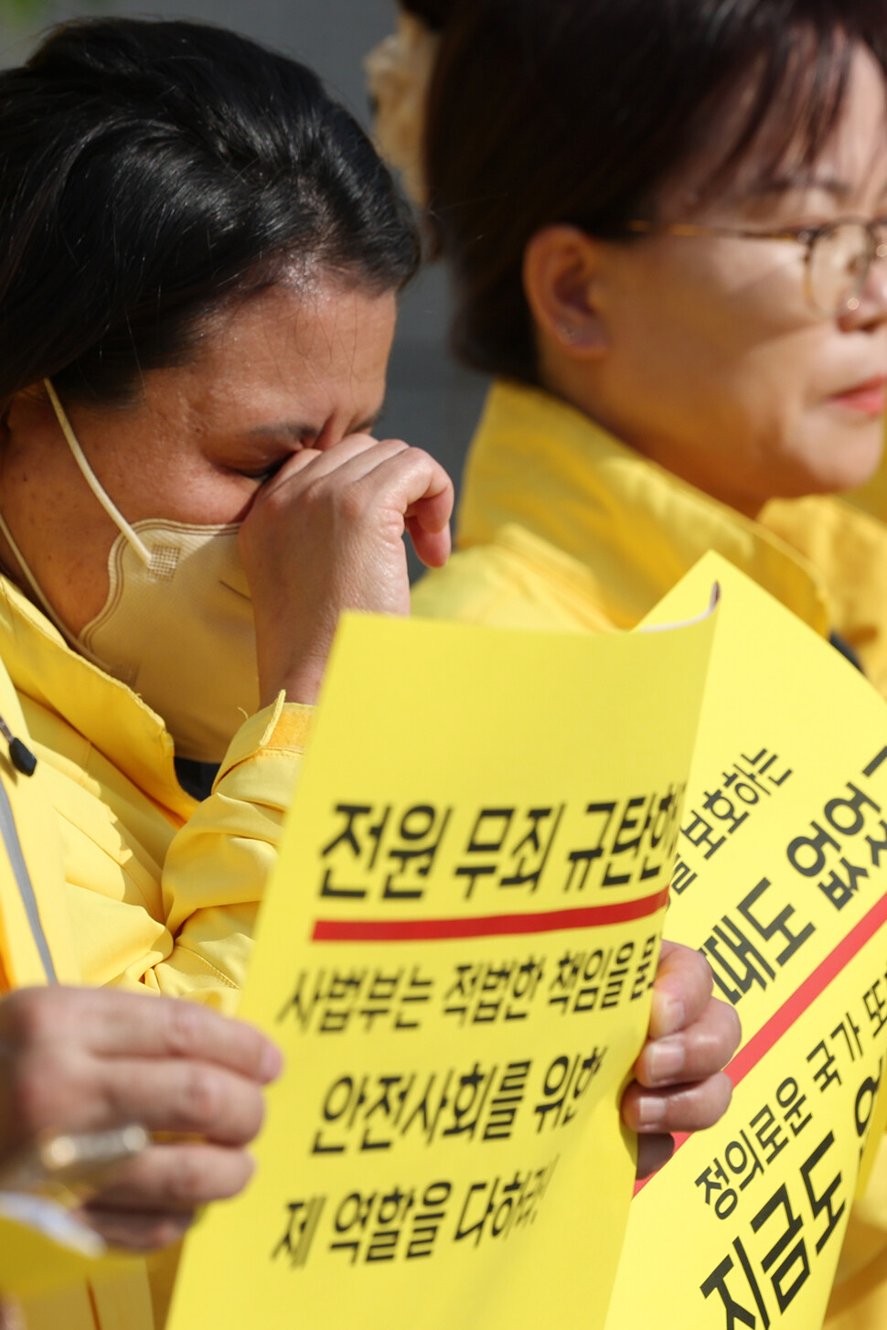 세월호 참사 유족들이 지난 2일 오전 서울 서초구 대법원 앞에서 해경 지휘부에 면죄부를 준 대법원 판결을 규탄하는 시위를 하고 있다. 연합뉴스