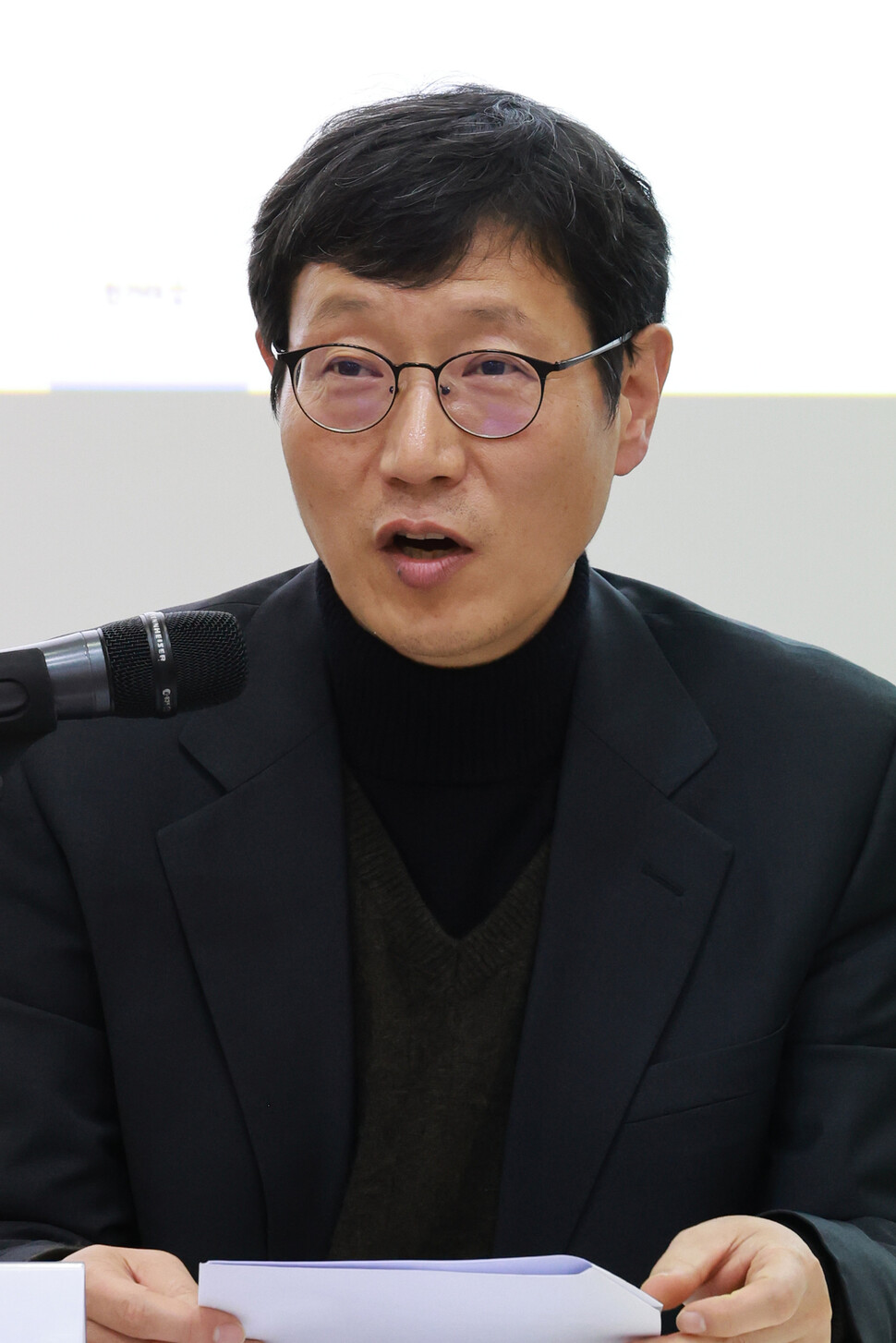 21일 열린 2023년 한겨레말글연구소 연구발표회 ‘인터넷에서 인공지능으로, 소통은 어떻게 달라지나?’에서 김진해 경희대 교수가 발표를 하고 있다. 김혜윤 기자 unique@hani.co.kr