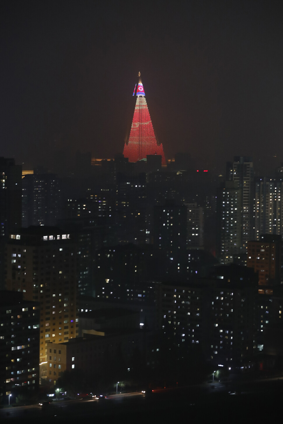 지난 21일 평양 시내 야경. 멀리 105층 류경호텔 외벽에 선전화가 비춰지고 있다. 평양/이정아 기자