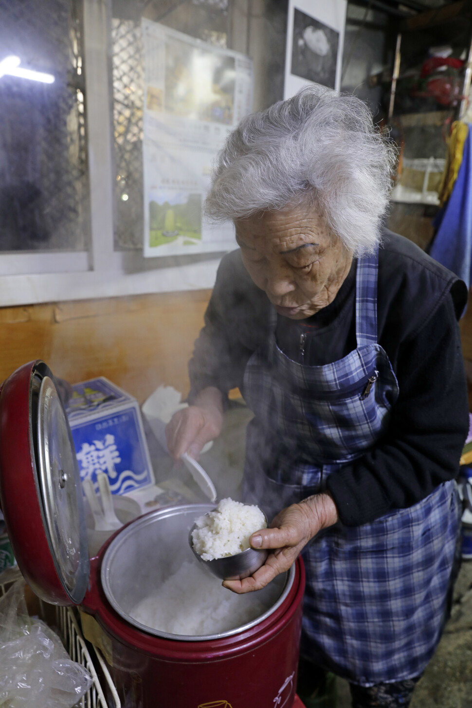 부산 서구 남부민동 자갈치 부두에서 50년째 부두 노동자들을 위한 밥집 ‘할매집’을 운영하고 있는 이분이씨가 밥솥에서 밥을 푸고 있다.