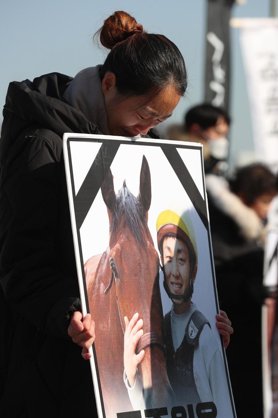 지난해 11월 한국마사회의 승부조작 등 비리 행태를 고발하고 숨진 경마 기수 문중원씨의 49재가 지난 1월16일 서울 종로구 조계사에서 열렸다. 문 씨의 아내 오은주 씨가 행진 도중 눈물을 흘리고 있다. 강창광 선임기자 chang@hani.co.kr