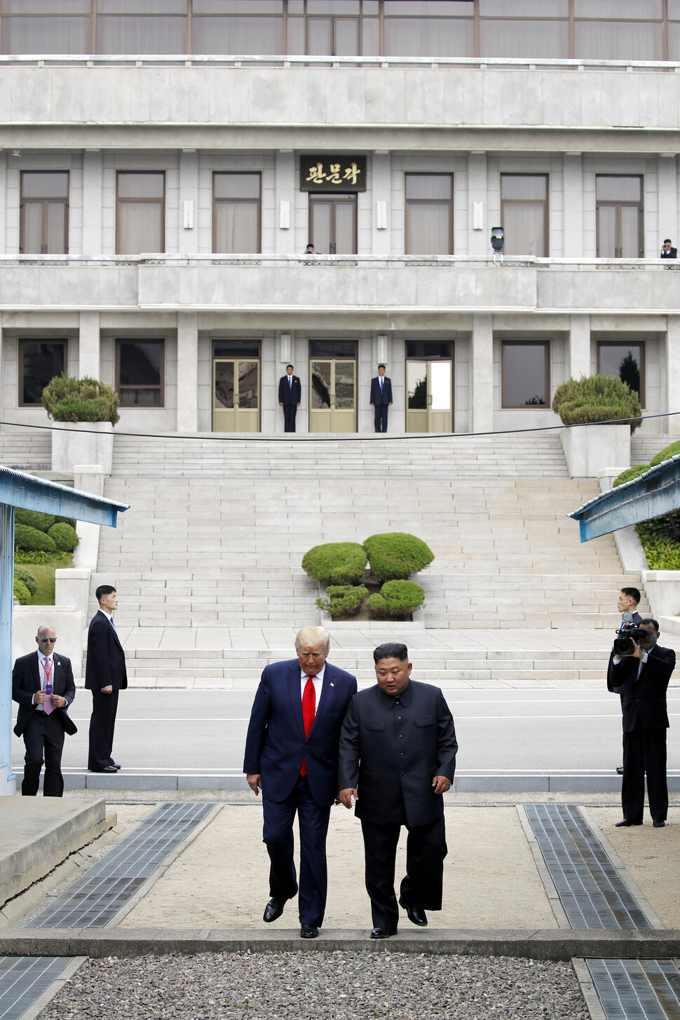 2019년 6월30일 오후 도널드 트럼프 대통령과 김정은 북한 국무위원장이 판문점 군사분계선 북쪽 지역에서 인사한 뒤 남쪽으로 같이 걸어 내려오고 있다. 북한과 미국 정상이 분단의 상징인 판문점에서 만난 건 의미가 크다. 그러나 이런 역사적인 만남에도 불구하고 북-미 관계와 북핵 문제 해결은 답보 상태를 면치 못하고 있다. 청와대 사진기자단이 찍었다.