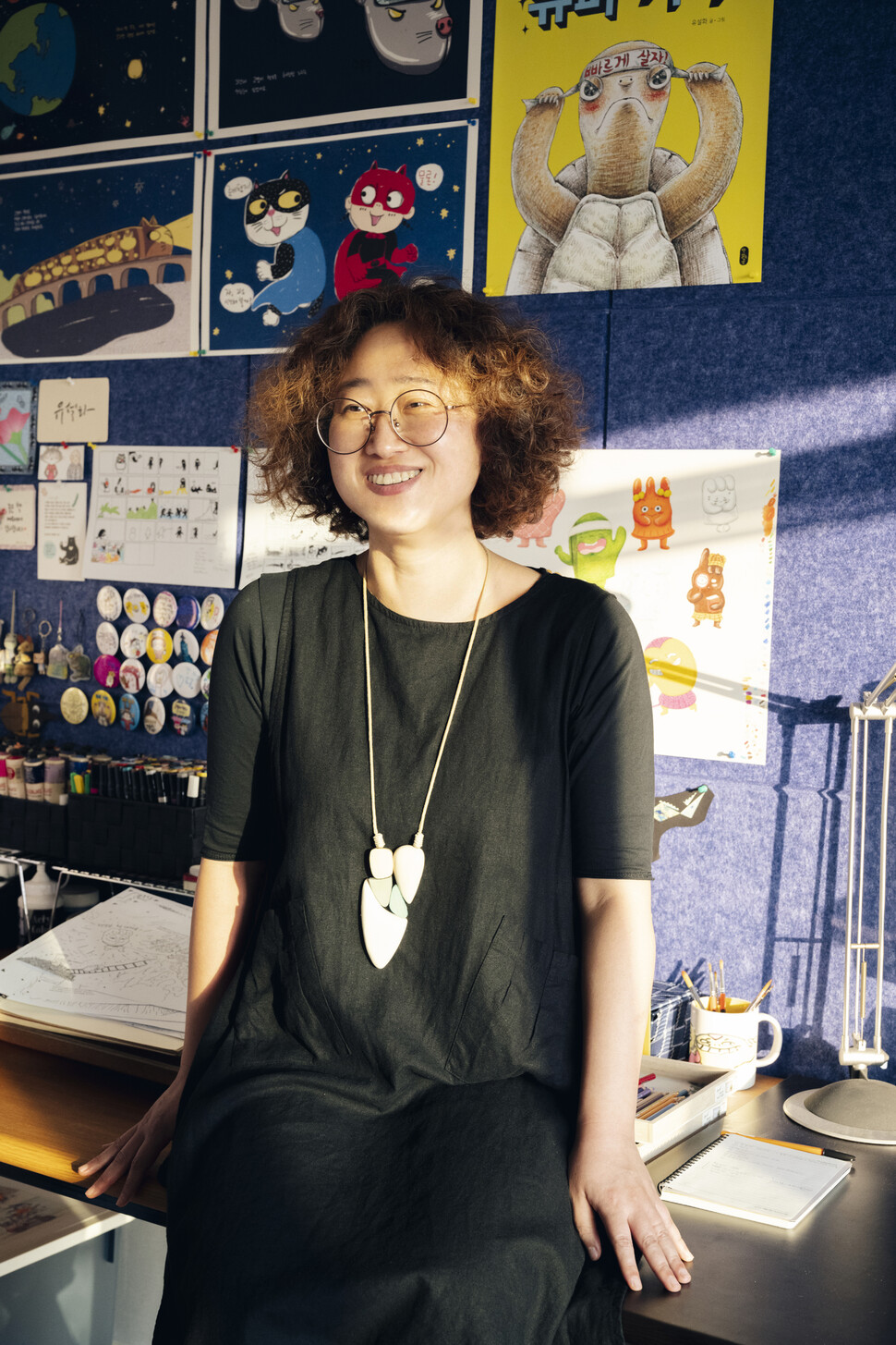 서해로 넘어가는 가을 햇빛이 예쁜 그림자를 드리우는 10월 말 늦은 오후, 인천 서구 왕길동 자택의 작은 서재가 유설화 작가의 작업실이다. 여러 초등학교에서 요청해 온 온택트 강연을 잘 진행하려고 작업실 벽면에 소음 방지 패드를 붙였다. 등 뒤로 대표작인 &lt;슈퍼 거북&gt; 포스터가 보인다. 해란 작가