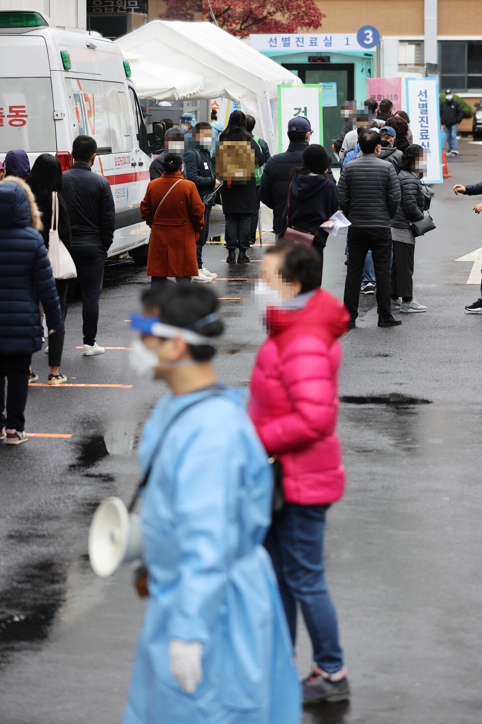 코로나19 확진자가 닷새 연속 300명대를 넘어선 가운데, 22일 오전 서울 중구 국립중앙의료원에 마련된 선별진료소에서 시민들이 검사를 받기 위해 줄을 서 있다. 연합뉴스. 코로나19 확진자가 닷새 연속 300명대를 넘어선 가운데, 22일 오전 서울 중구 국립중앙의료원에 마련된 선별진료소에서 시민들이 검사를 받기 위해 줄을 서 있다. 연합뉴스.