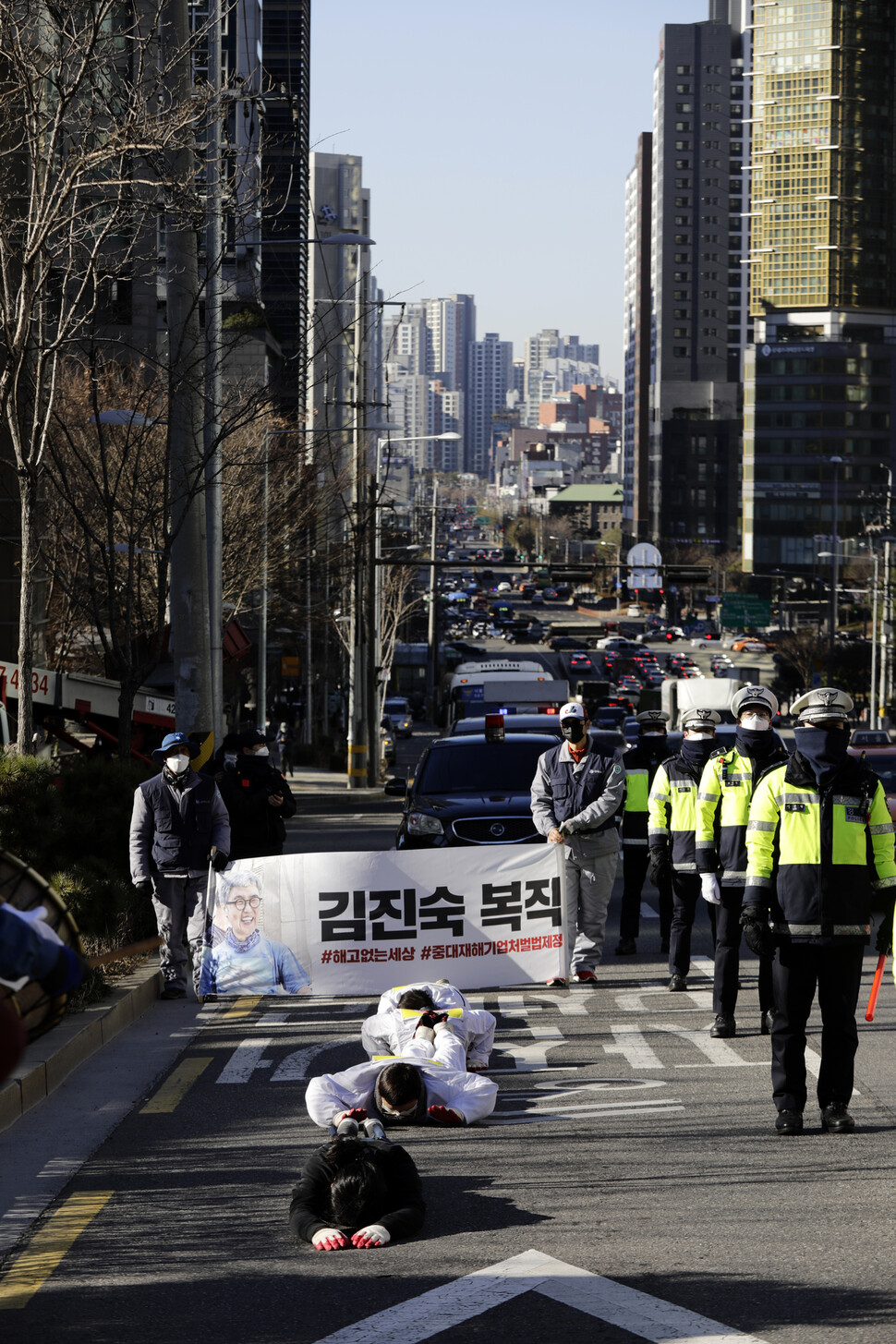 17일 오후 35년전 해고된 한진중공업 김진숙 지도위원의 복직을 요구하며 시민단체 회원들이 서울 마포구 공덕역 인근에서 오체투지를 하고 있다. 이들은 여의도 산업은행 앞에서 시작해 공덕역, 효창공원역, 남영역을 거쳐 한진중공업 본사까지 5.5km를 오체투지를 진행했고 18일에도 청와대까지 진행된다. 김 지도위원은 2011년 한진중공업 대량 해고를 막기 위해 40미터 위 타워크레인에서 309일 동안 고공농성을 벌였고 암투병 중이다. 17일 기준으로 정년이 15일 밖에 남지 않았다. 김명진 기자 littleprince@hani.co.kr