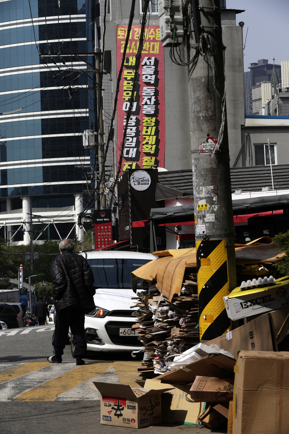 지난 20일 오후 공공주택사업 예정지 서울 용산구 동자동 쪽방촌에 집주인들이 설치한 공공주택사업 반대 펼침막이 걸려 있다. 김명진 기자 littleprince@hani.co.kr