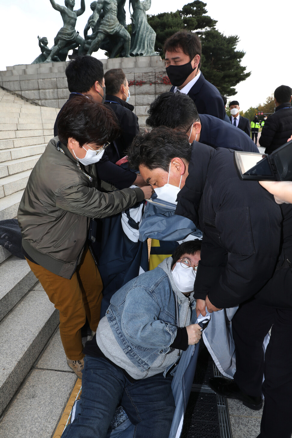 국회 상주 경찰관들이 보안상의 이유로 차별금지법제정연대 활동가들의 펼침막을 압수하고 있다. 김혜윤 기자