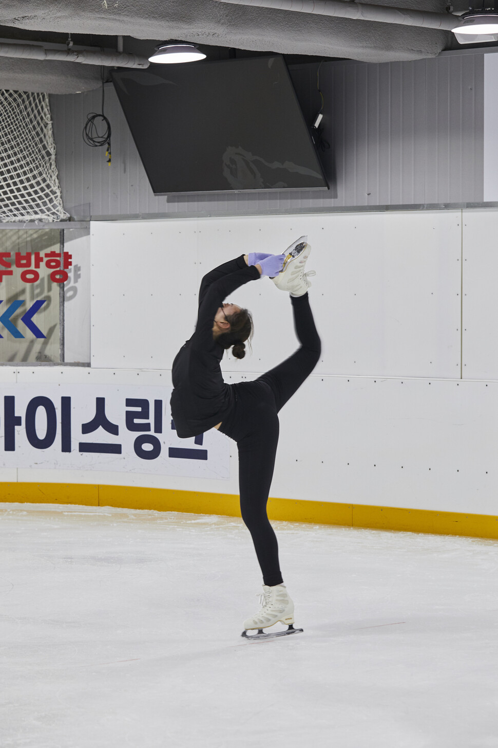 한 발 들고 도는 ‘비엘만 스핀’ 동작. 윤동길 스튜디오 어댑터 실장