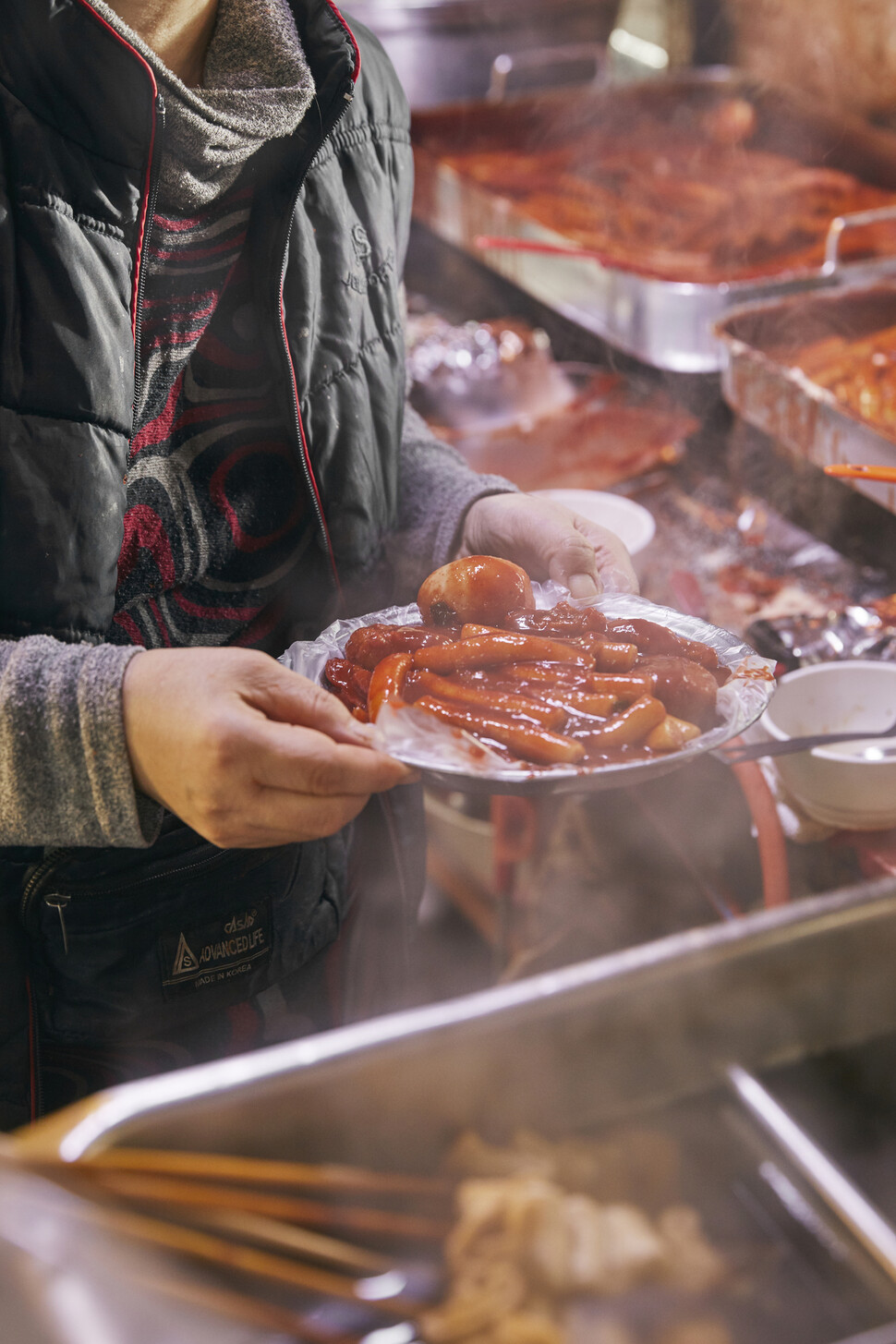 50년째 영업을 하는 떡볶이 노포 ‘철길 떡볶이’. 가게 곳곳 세월의 흔적이 묻어 있다. 윤동길 스튜디오어댑터 실장