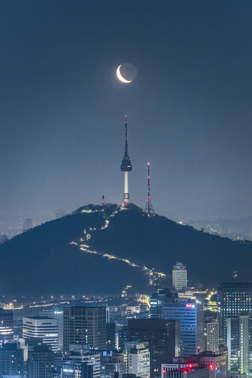 꿈나무 부문 수상작 6편 가운데 하나-새벽을 빛내는 달, 정성훈. 모두가 잠든 고요한 겨울 새벽, 서울 하늘 위로 살며시 떠오른 그믐달을 촬영한 사진이다. 천문연 제공