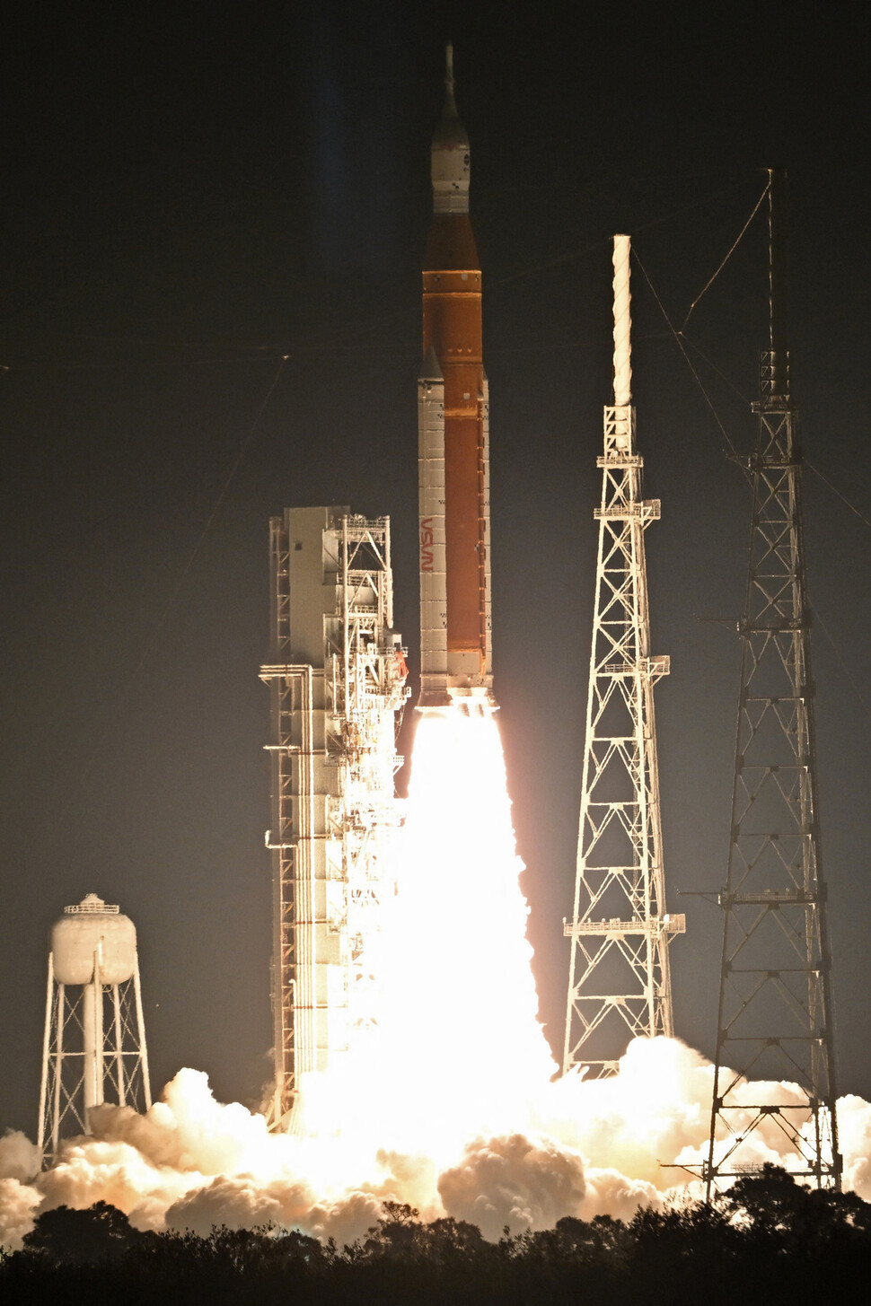 미국 항공우주국(NASA)의 무인 달 탐사 로켓 아르테미스 1호가 16일(현지시각) 플로리다주 케이프커내버럴 케네디우주센터 39B 발사장에서 발사되고 있다. 케이프커내버럴/로이터 연합뉴스