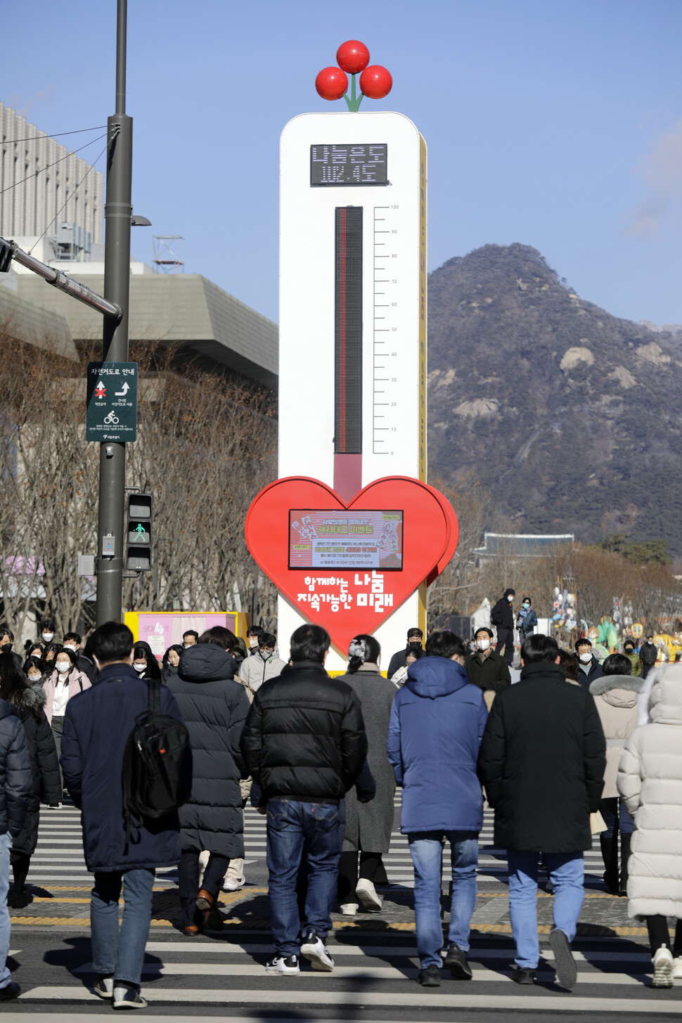 사랑의열매 사회복지공동모금회는 16일 0시까지 전국에서 모인 기부금 총액이 4136억원으로 집계돼 ‘사랑의온도탑’ 수은주가 102.4도를 기록했다고 밝혔다. 16일 오전 서울 광화문광장에 설치된 사랑의온도탑 수은주 전광판에 빨간 등이 가득 표시되고 있다. 김명진 기자