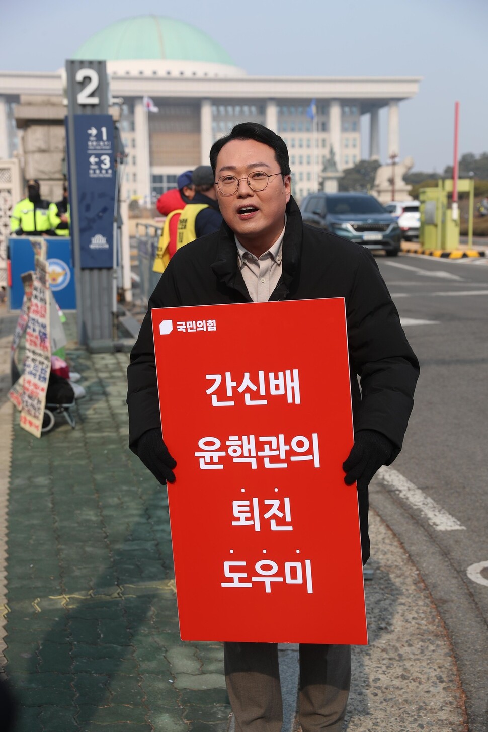 국민의힘 당대표 선거에 출마한 천하람 전남 순천갑 당협위원장이 6일 낮 국회 앞에서 ‘윤핵관’퇴진을 촉구하는 손팻말 시위를 하고 있다. 강창광 선임기자