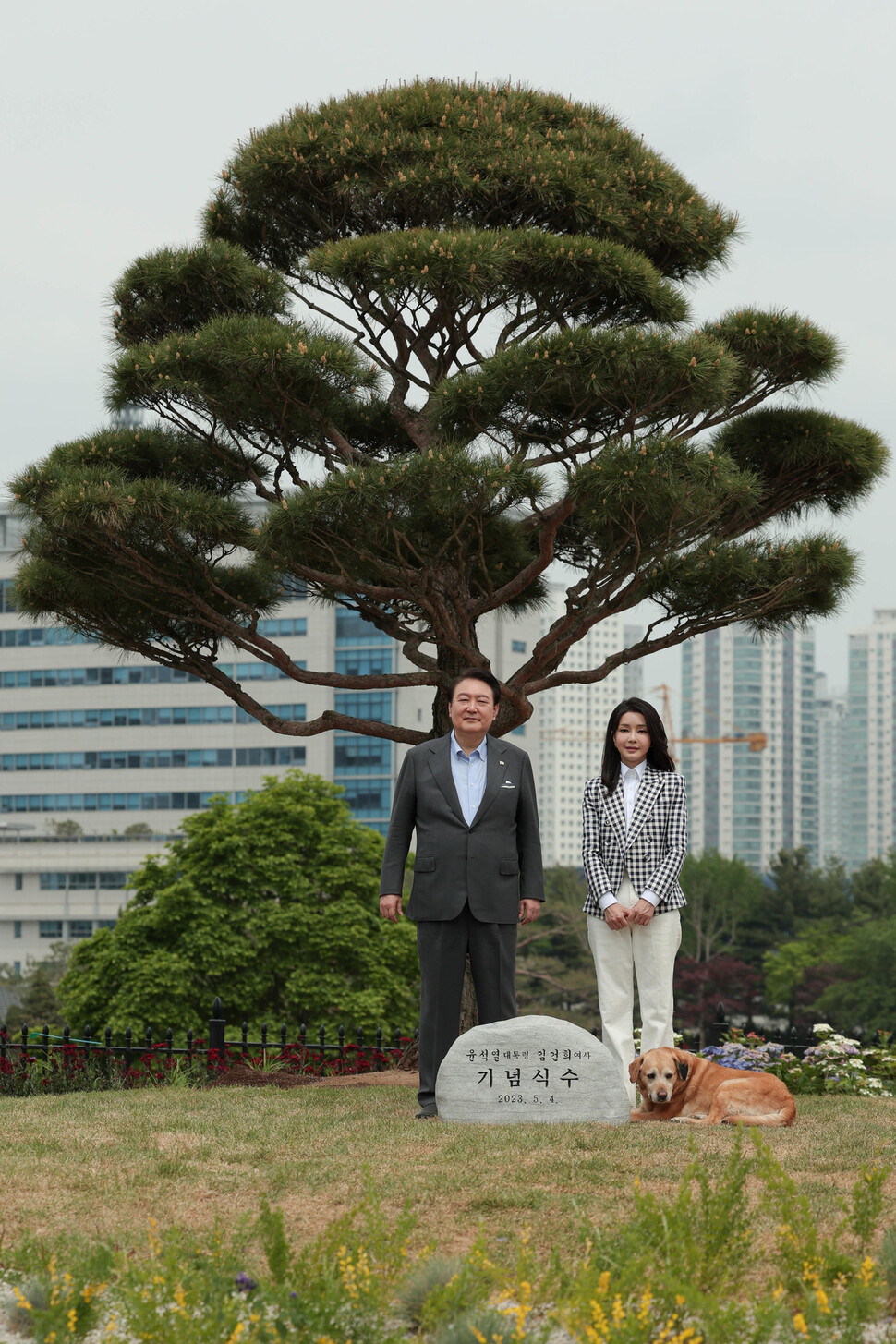 윤석열 대통령이 어린이날을 하루 앞둔 4일 오전 용산 어린이정원 개방을 기념해 김건희 여사와 함께 기념식수를 한 뒤 기념사진을 찍고 있다. 대통령실 제공