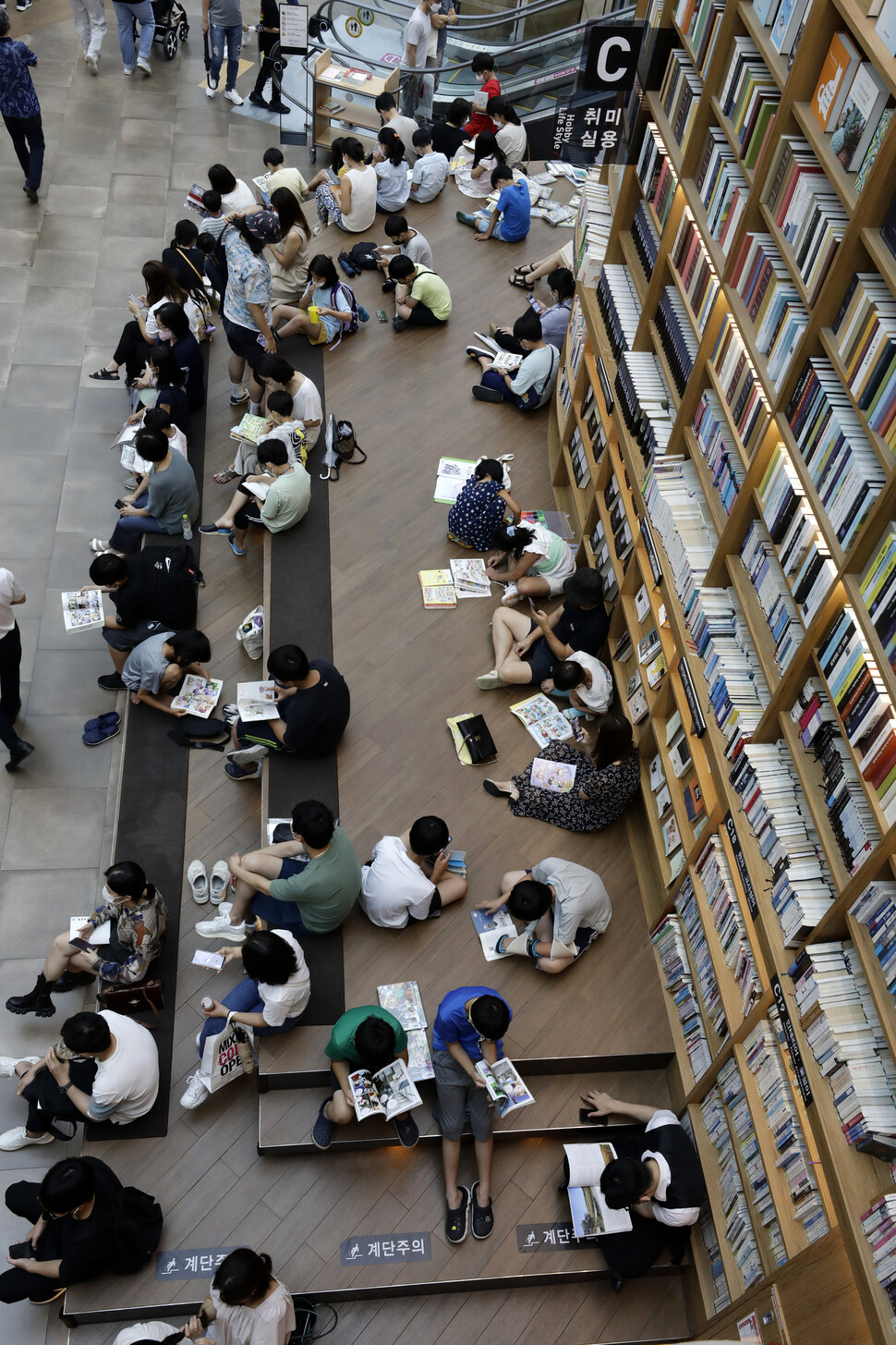 지난해 7월 서울 강남구 삼섬동 코엑스 별마당 도서관에서 시민들이 책을 읽으면서 더위를 식히고 있는 모습. 김명진 기자 littleprince@hani.co.kr