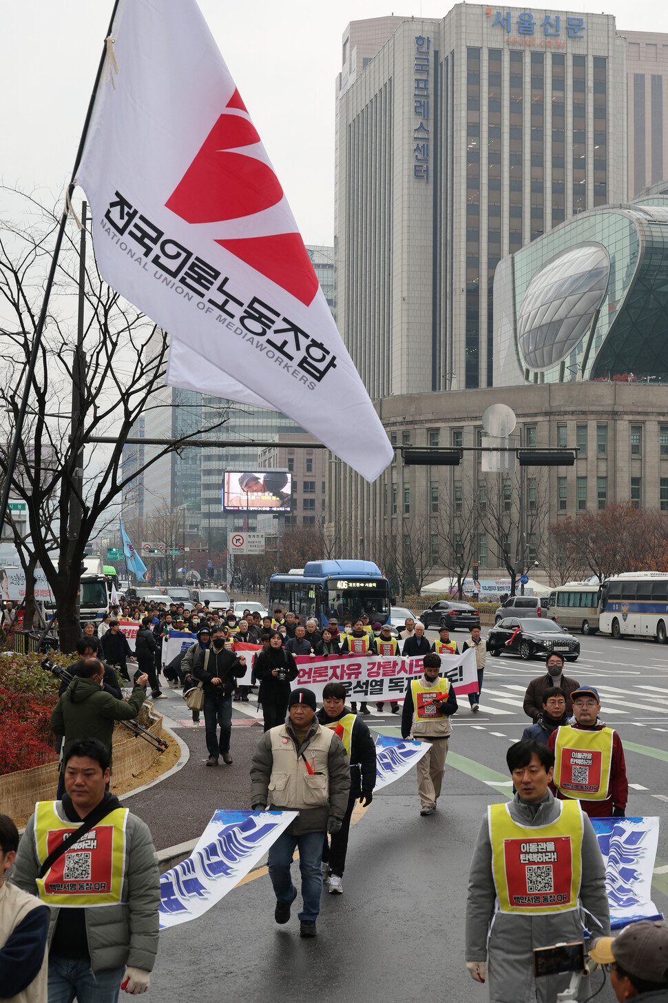 언론노조와 시민사회단체 및 언론계 원로 등이 27일 오후 이동관 방송통신위원장 탄핵을 촉구하는 행진을 하고 있다. 신소영 기자