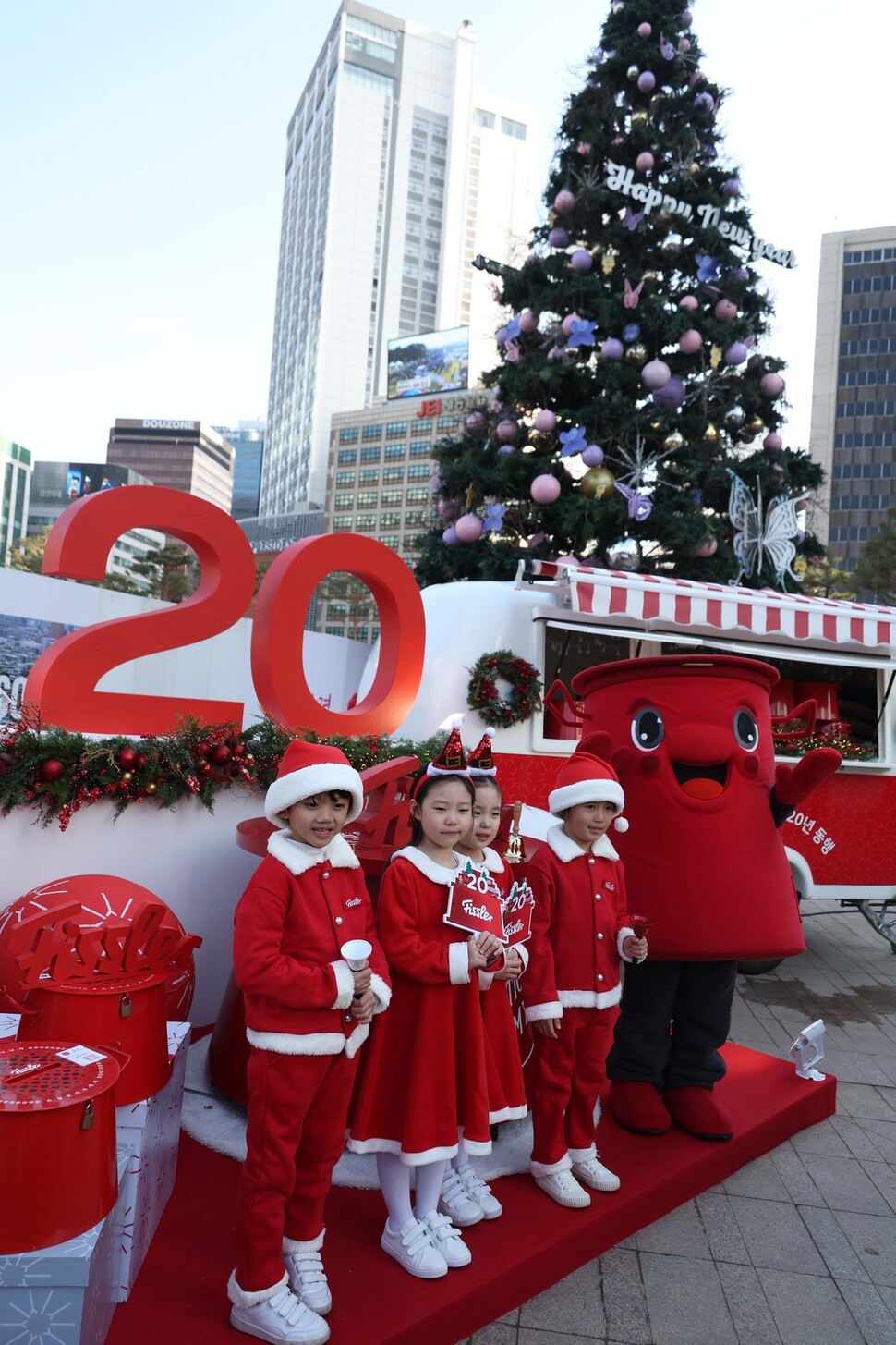 어린이들이 자선냄비 전달 20주년을 기념해 전달식을 축하하고 있다. 강창광 선임기자