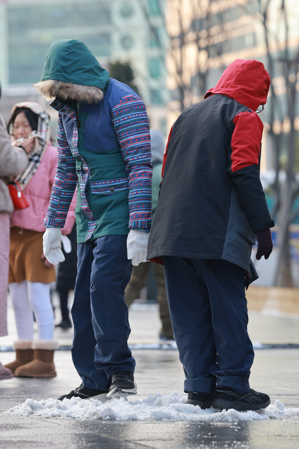 서울 종로구 광화문광장에서 관광객들이 전날 내린 눈을 밟고 있다. 김혜윤 기자