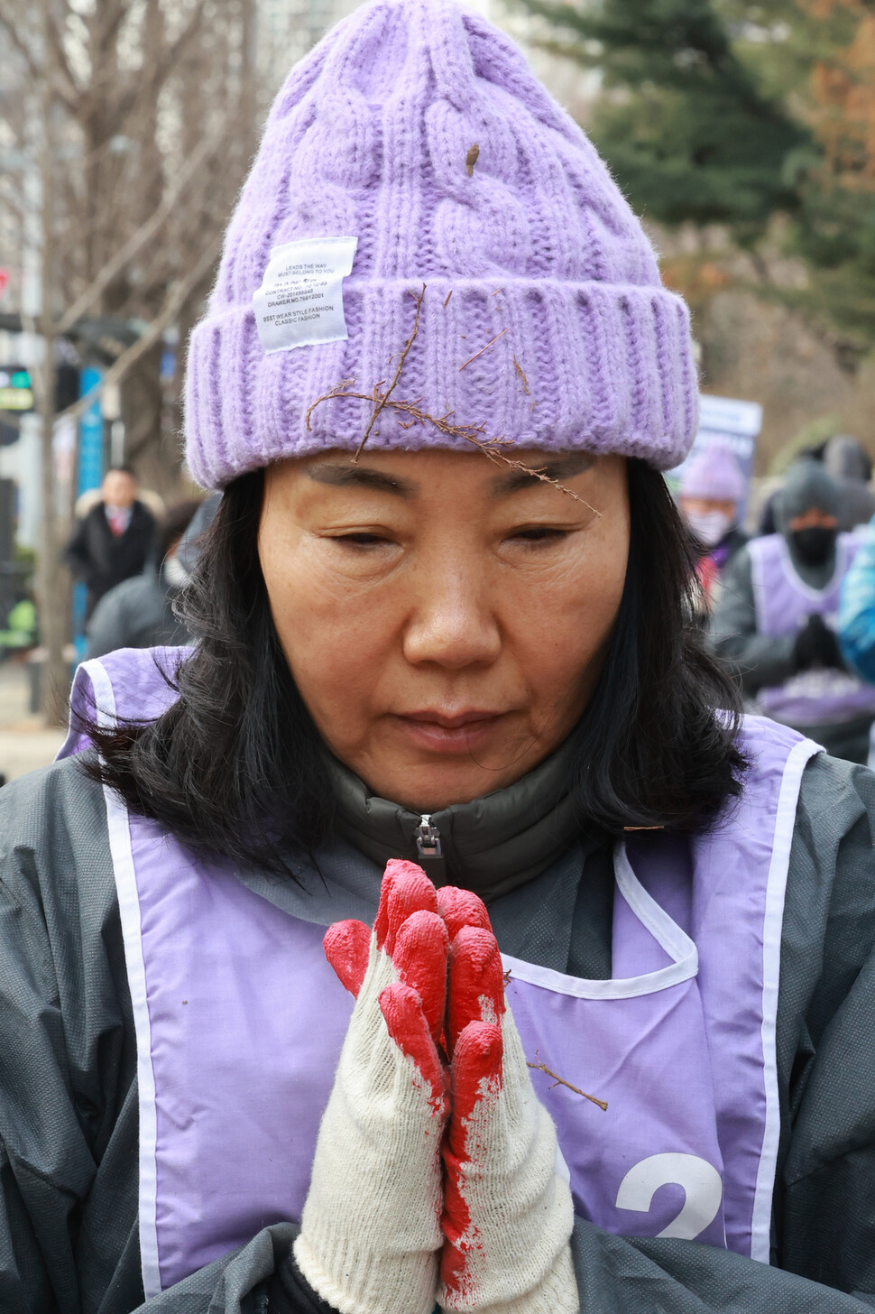 오체투지를 하는 한 유가족이 착용한 털모자와 장갑에 낙엽이 붙어있다. 김혜윤 기자