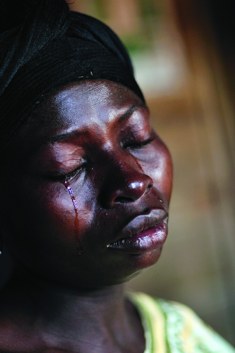 콩고 내전에서 정부군과 반군은 성폭행을 자신들의 권력을 표현하고 강화하는 수단으로 활용했다. 수많은 콩고 여성들이 성폭행을 당하고 그 이유로 가족에게 버림받았다. 성폭행으로 임신해 낳은 아이를 잃고 눈물을 흘리는 콩고 여성 비비안. 2006년. 사진 린지 아다리오, 문학동네 제공