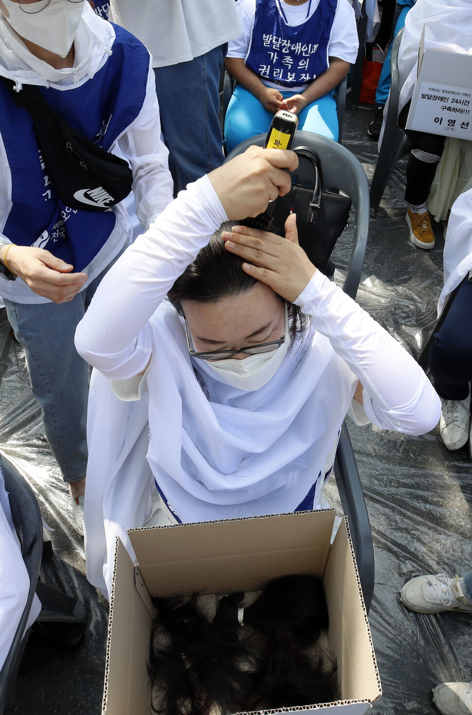 한 참가자가 스스로 머리를 밀고 있다. 김혜윤 기자