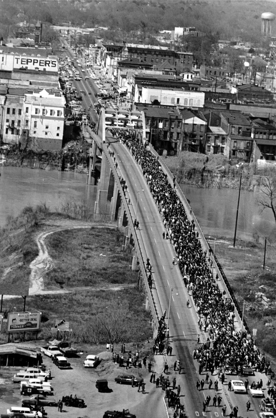 1965년 3월 21일 흑인 참정권을 요구하는 수백명의 시민들이 미국 앨라배마주 셀마의 애드먼드 페터스 다리 위를 행진하고 있다. 셀마/AP 연합뉴스