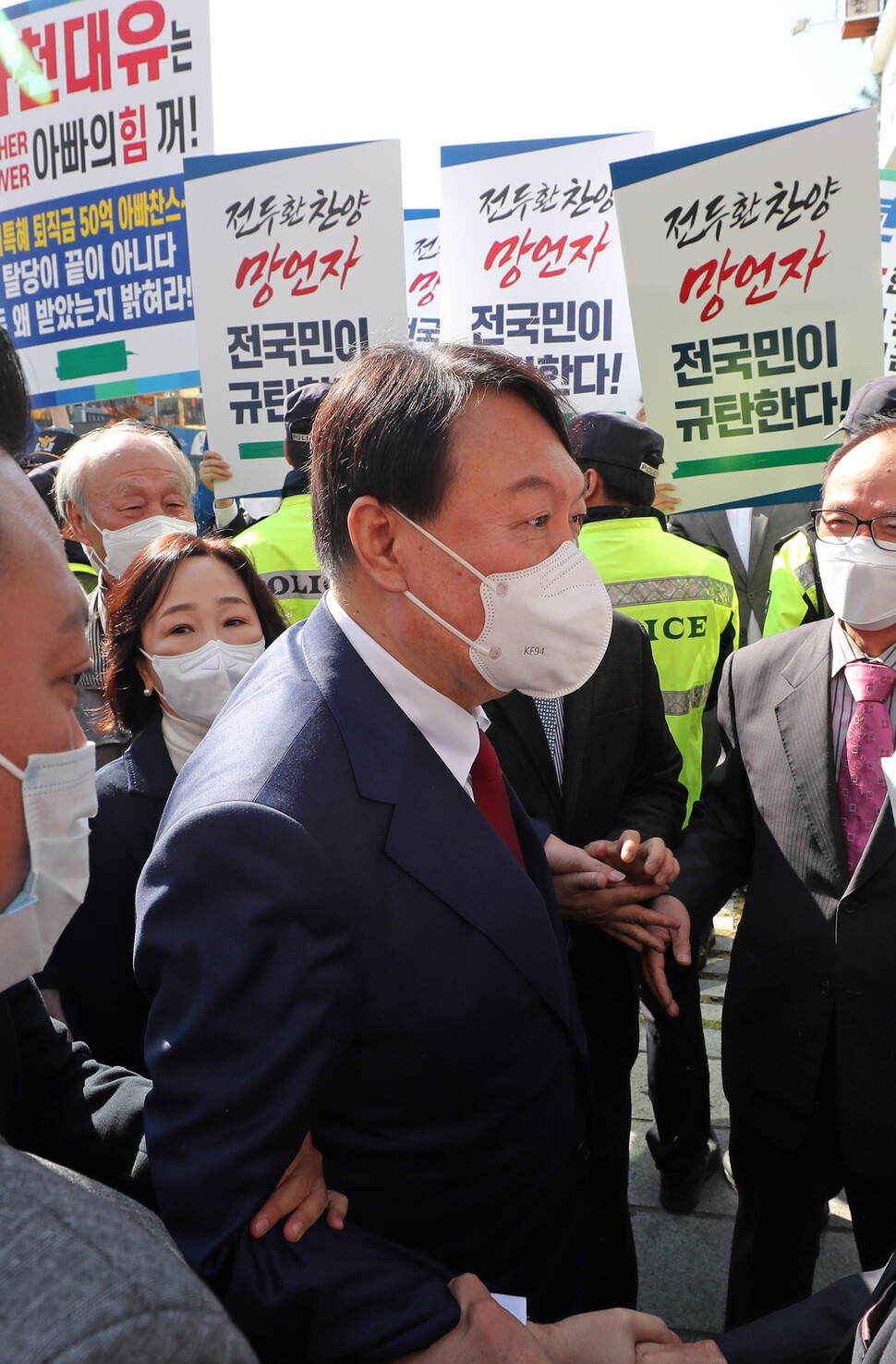 국민의힘 대선 경선 후보인 윤석열 전 검찰총장이 25일 오후 대전시 중구 대흥동 국민의힘 대전시당으로 이동하고 있다. 연합뉴스