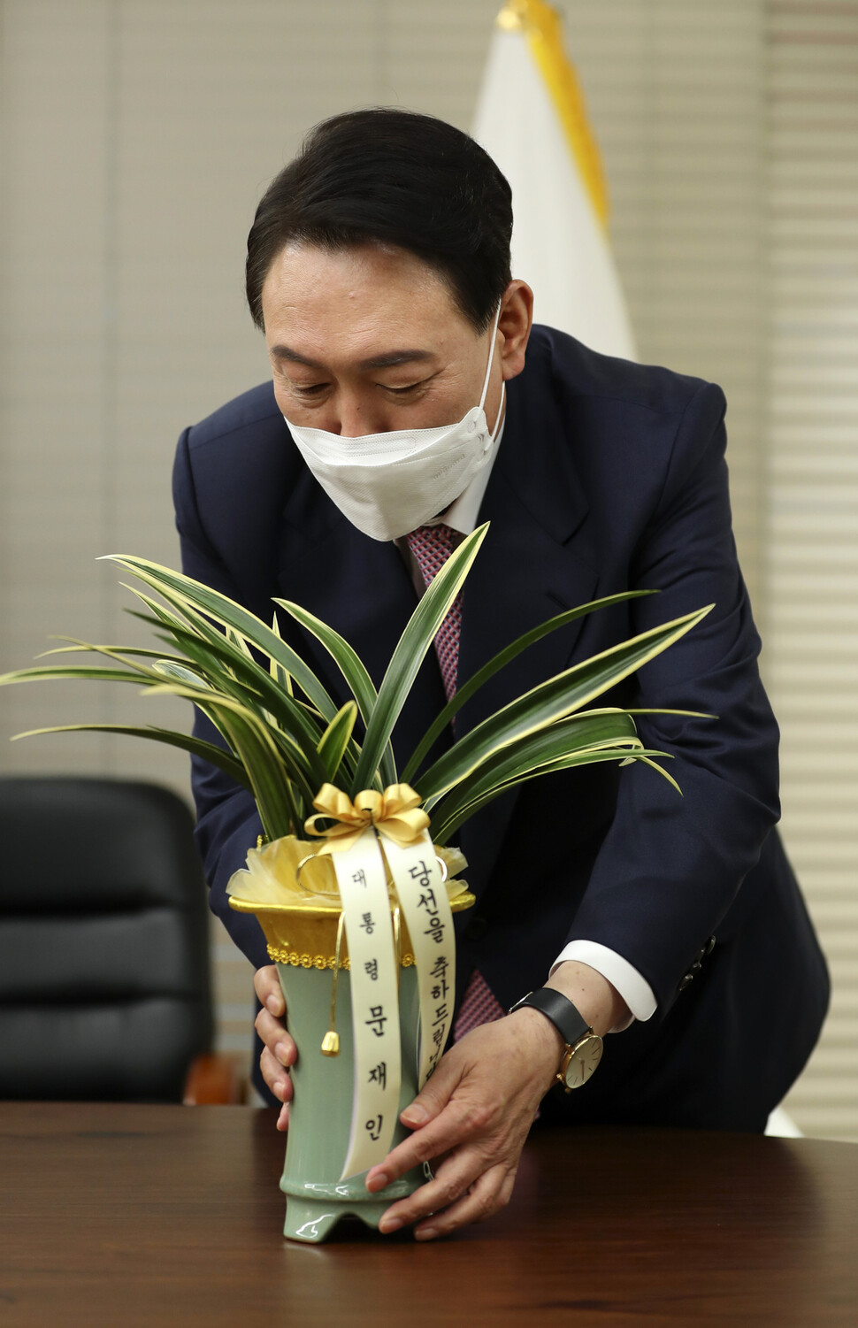 윤석열 대통령 당선자가 10일 오후 서울 여의도 국민의힘 당사에서 유영민 대통령 비서실장에게 문재인 대통령의 축하난을 받고 있다. 공동취재사진