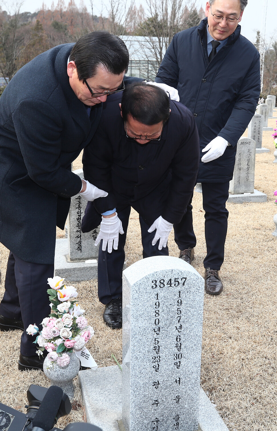 17일 오후 국립서울현충원에서 황일봉 5·18부상자회장(가운데)이 계엄군 비석 앞에서 눈물을 흘리자 정성국 5·18공로자회장(맨 왼쪽)이 다독이고 있다. 김혜윤 기자