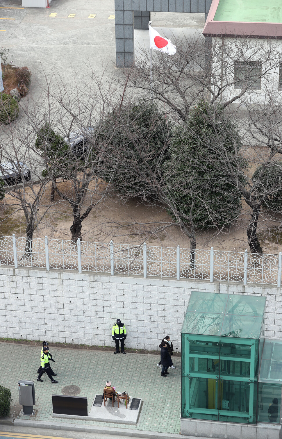 일본 정부가 소녀상 설치에 반발해 한일 스와프 논의 중단과 주한 일본대사와 영사 소환 등 강경 조치를 잇달아 내놓은 2017년 1월 6일 오후 부산 동구 초량동 일본영사관 앞에 세워진 소녀상과 영사관 담장 안 일장기가 마주보고 있다. 부산/연합뉴스