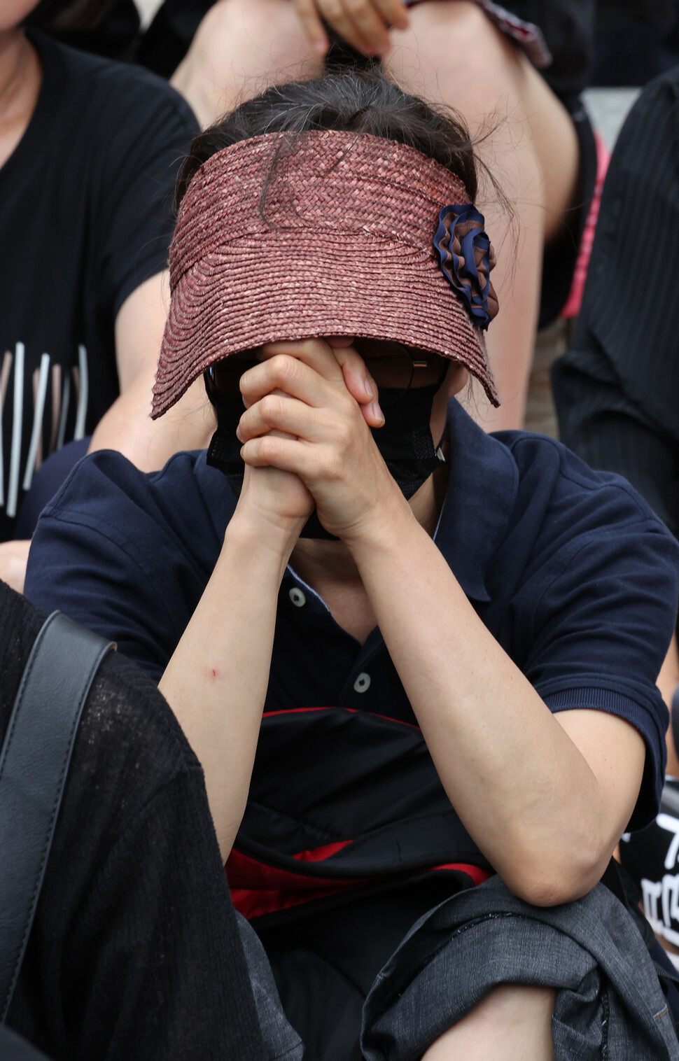 한 참석자가 추모곡을 부르고 나서 두 손을 모으고 있다. 김혜윤 기자