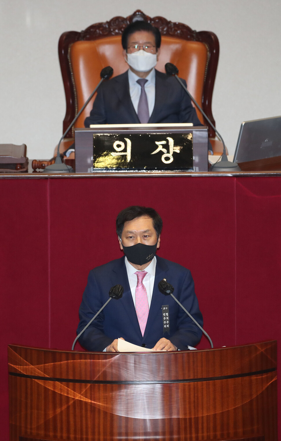 김기현 국민의힘 의원이 9일 밤 9시부터 국회 본회의장에서 고위공직자범죄수사처(공수처)법 개정안 처리를 반대하는 필리버스터를 진행하고 있다. 연합뉴스