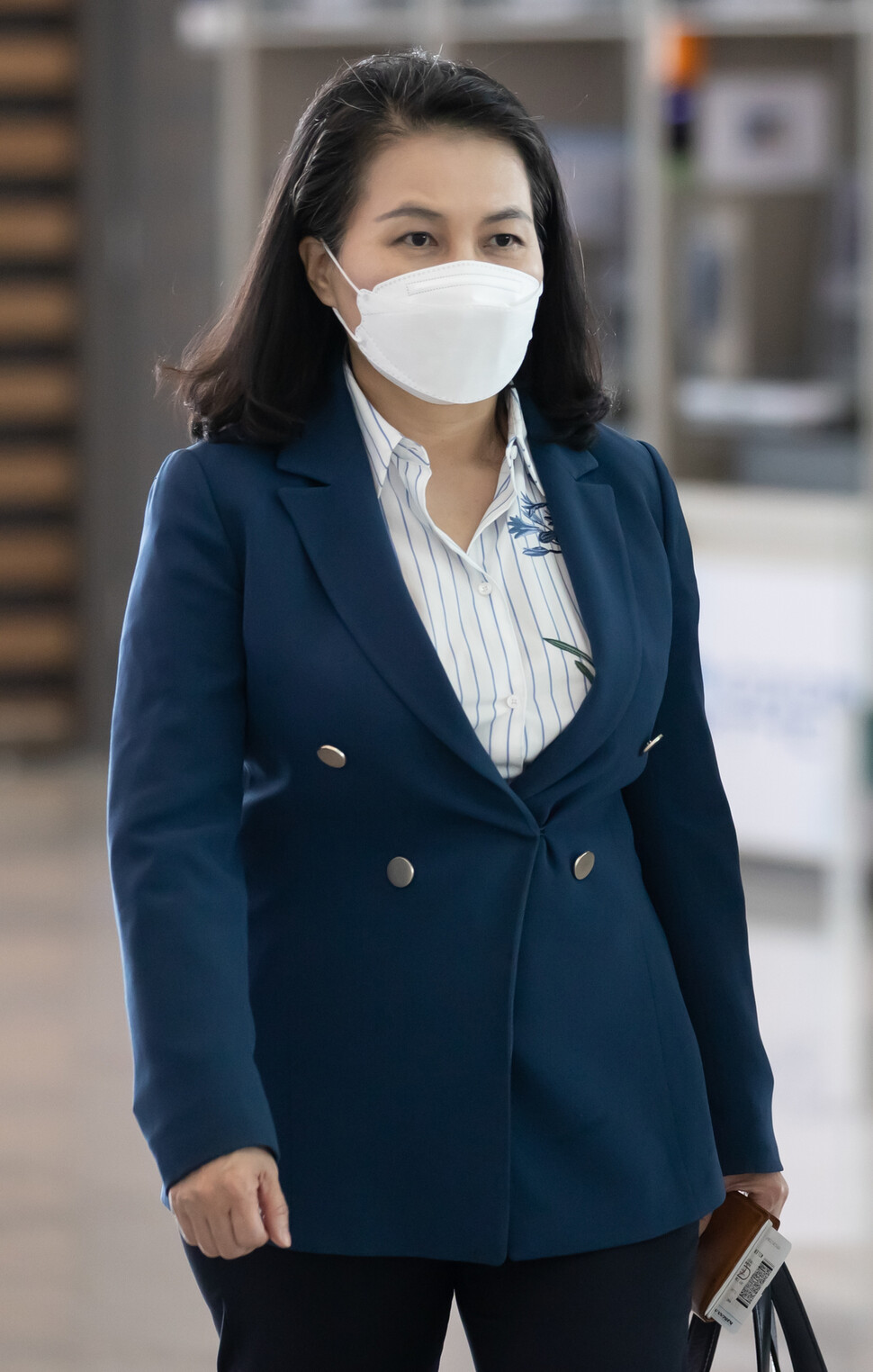 유명희 산업통상자원부 통상교섭본부장이 15일 오전 영종도 인천국제공항 2터미널을 통해 미국 워싱턴 D.C로 출국하고 있다. 유 본부장은 18일까지 머물면서 차기 세계무역기구(WTO) 사무총장 선출과 관련해 미정부와 업계 및 전문가 등과 협의할 예정이다. 2020.9.15 연합뉴스