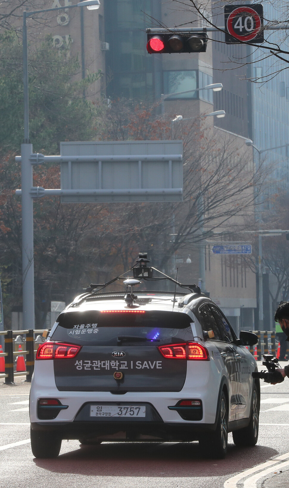 29일 오후 서울 마포구 상암동 일대에서 서울시와 현대차가 공동으로 연 ‘2021 자율주행 챌린지'에서 성균관대 자율차량이 붉은 신호 앞에 멈춰서 있다. 공동취재사진