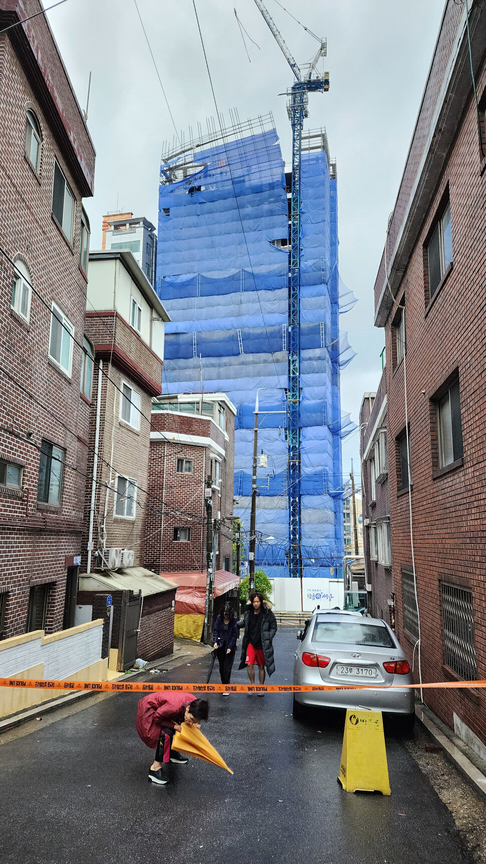 6일 오전 서울 마포구 공덕동 만리고개 공사현장 비계와 가림막이 강풍에 무너질 우려가 생기자, 경찰이 공덕오거리와 서울역 사이 만리재로 양방향을 통제하고 있다. 김명진 기자 littleprince@hani.co.kr