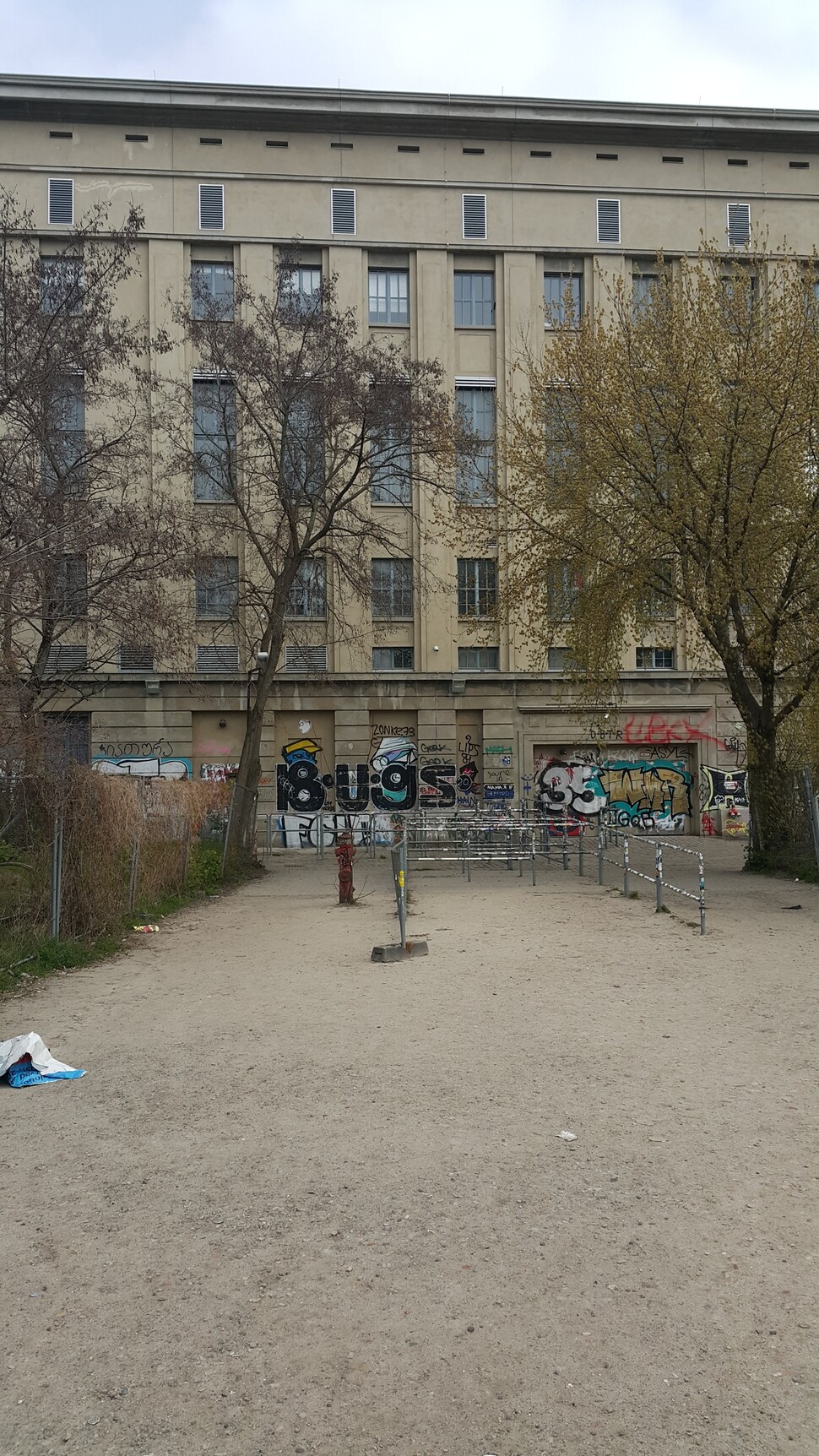 클럽과 술집 등이 모두 무기한 휴업에 들어간 독일 베를린의 클럽 베른하인 앞의 텅 빈 모습. 평소 대기줄로 꽉 차 있던 모습과 대조된다.