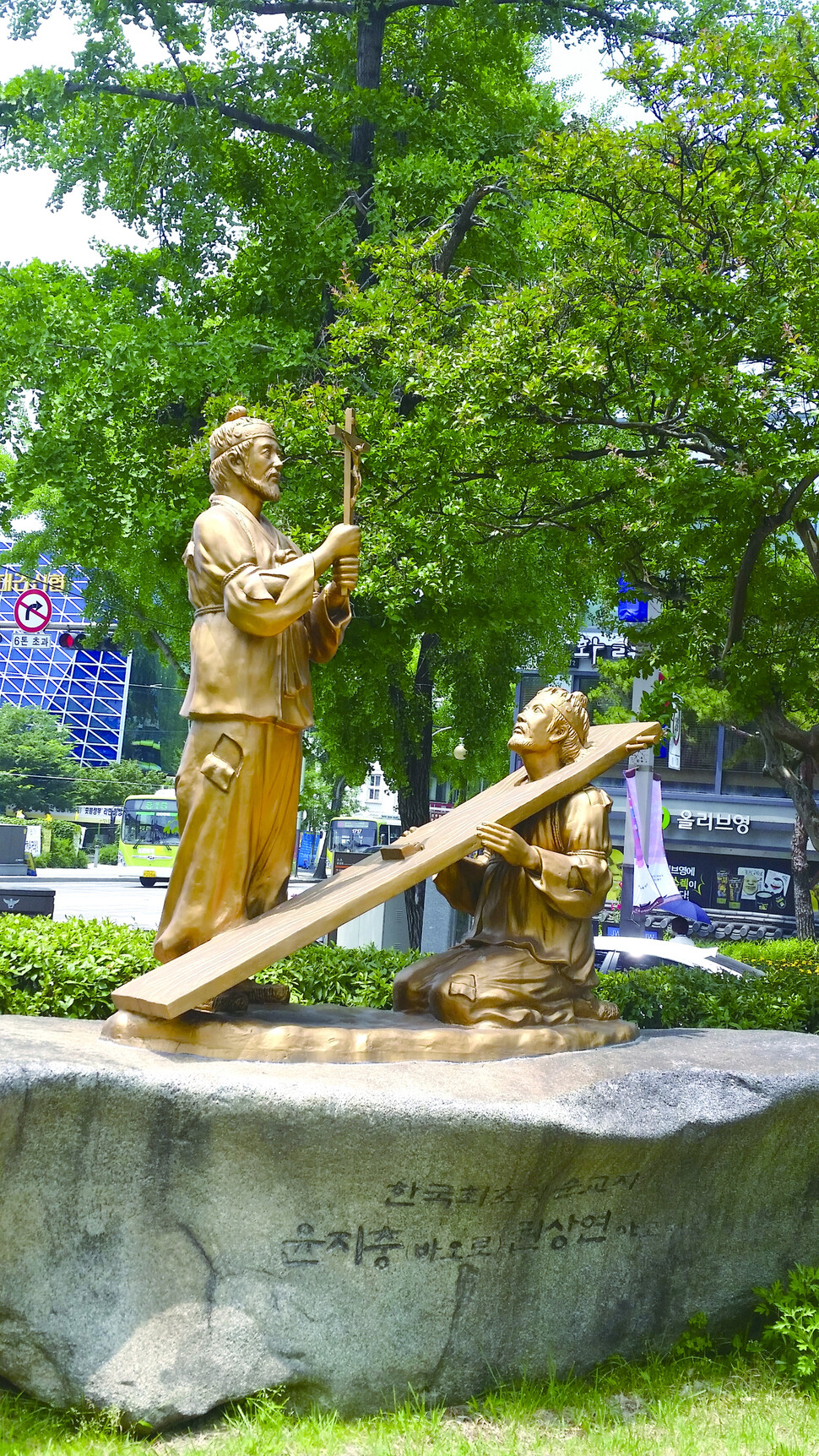 전주 전동성당에 세워진 윤지충과 권상연의 동상. 김영사 제공