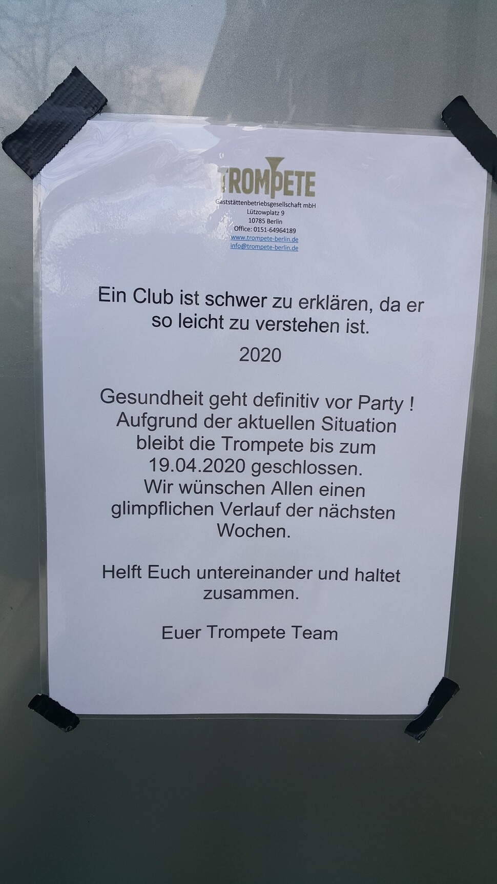 무더기 확진자가 나온 베를린의 한 클럽에 붙은 휴업안내문. 접촉금지령이 내려진 4월19일까지 문을 닫는다는 내용.