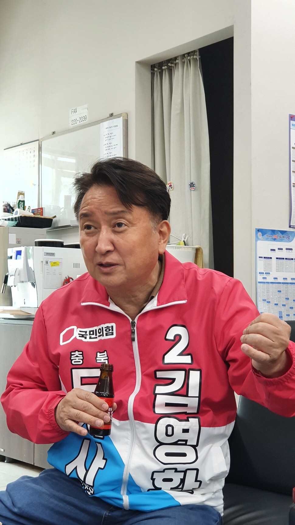 김영환 국민의힘 충북지사 후보가 21일 충북도청 기자실에서 지방 선거 방향 등을 말하고 있다.