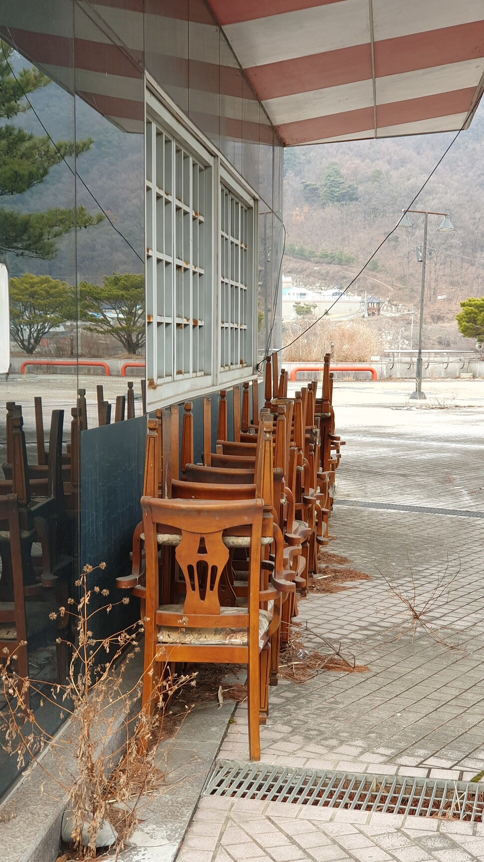 명암타워 옆에 쌓여 있는 의자. 오윤주 기자